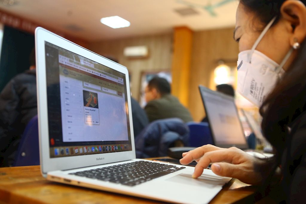 Nhiều trường học cấp tập tổ chức dạy online trong dịch corona