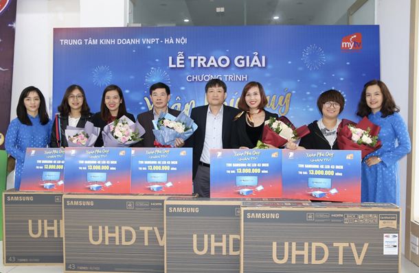 VNPT trao thưởng đợt 1 cho khách hàng tại Hà Nội trúng thưởng từ chương trình “Xuân phú quý - nhận tivi”