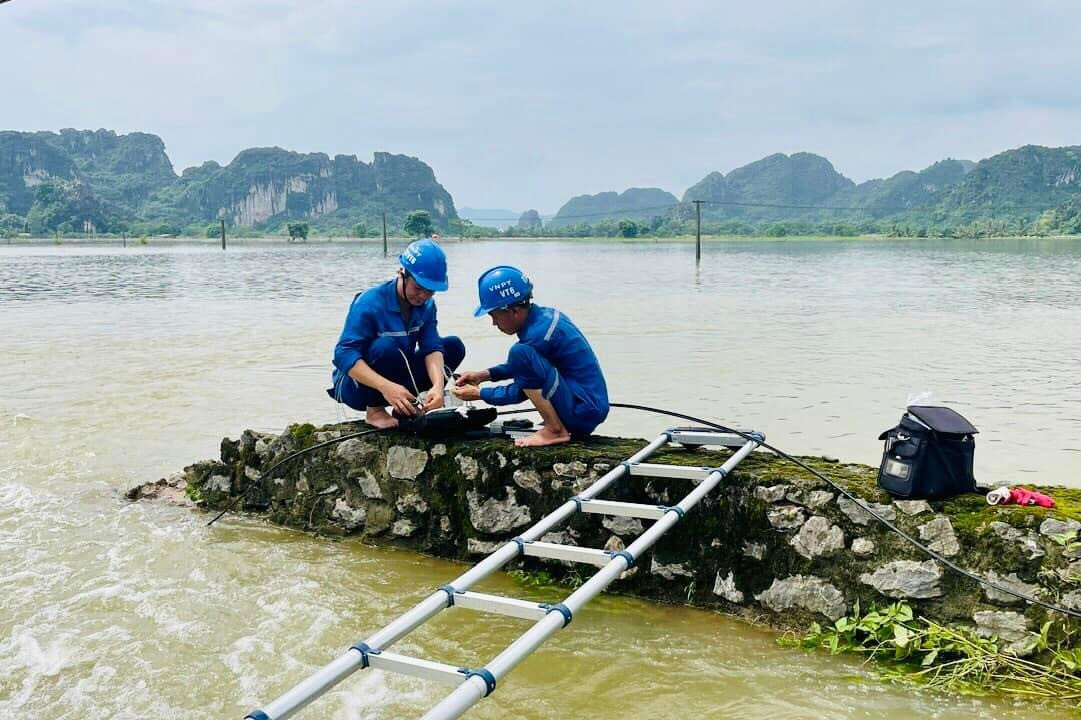 Nhân viên VNPT Hà Nội lội nước, làm việc xuyên đêm khắc phục sự cố thông tin