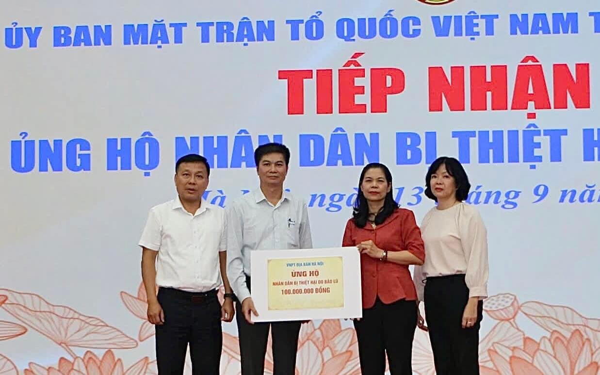 Nhân viên VNPT Hà Nội lội nước, làm việc xuyên đêm khắc phục sự cố thông tin